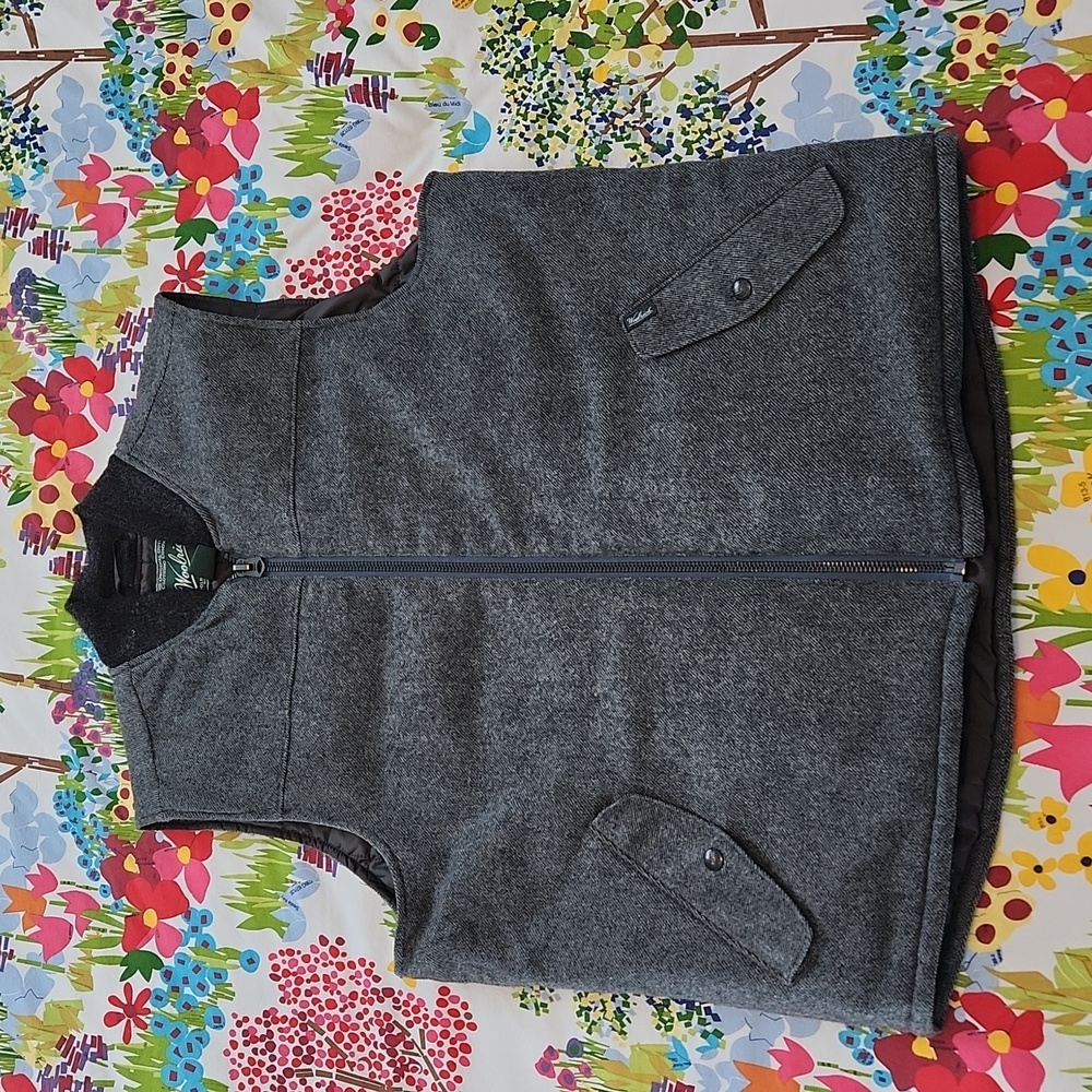 Mens grey Woolrich insulated vest. Size large.